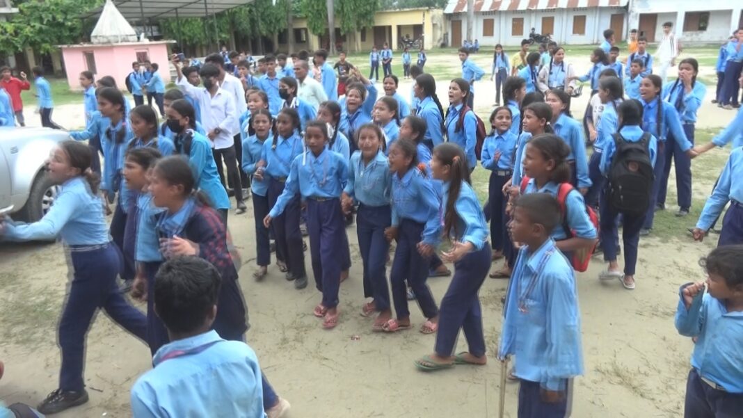 1966898923received_188379890802784.