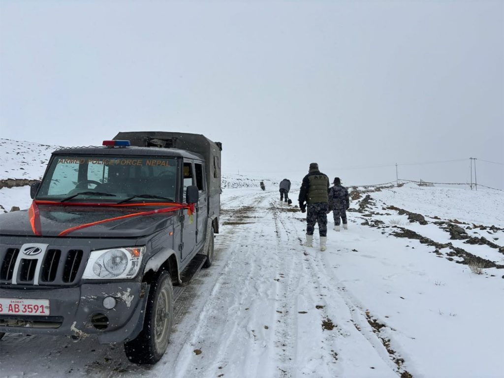 Muktinath-road-cleaning-APF-snowfall1.jpg2_-1024x768