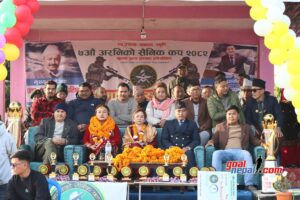 किशोर तामाङ / हरिश्चन्द्र बाग, कञ्चनपुर, २५ पुस । कञ्चनपुरको पुनर्वास नगरपालिका वडा नम्बर २ स्थित अरनिको खेलमैदानमा अरनिको खेलकुद विकास समितिको आयोजनामा भएको सातौँ संस्करणको अरनिको सैनिक कप फुटबल प्रतियोगिताको उपाधि आयोजक अरनिकोकै पोल्टामा परेको छ । बिहीबार साँझ भएको अन्तिम खेलमा आयोजक अरनिको खेलकुद विकास समितिले न्यु भानु युवा क्लबलाई ३-१ गोल अन्तरले पराजित गर्दै लगातार दोस्रो पटक उपाधि रक्षा गर्न सफल भएको छ । आफ्नै घरेलु मैदानमा भएको फाइनल खेलमा आयोजकका लागि श्याम बयाडीले खेलको १६ औँ मिनेटमा पहिलो गोल गर्दै टिमलाई अग्रता दिलाएका थिए । दोस्रो हाफको ५२ औँ मिनेटमा रोहित तामाङले गोल थपे । अतिरिक्त समयतर्फ खेलको ६१ औँ मिनेटमा विकास थापाले निर्णायक गोल गर्दै उपाधि सुनिश्चित गरे । उपविजेतामा सीमित बनेको न्यु भानु युवा क्लबका लागि अविनाश ऐडीले खेलको ५३ औँ मिनेटमा सान्त्वना गोल फर्काए । बाँकी समयमा थप गोल गर्न नसक्दा भानु उपविजेतामै सीमित रहनुपरेको हो । अन्तिम खेलको ‘म्यान अफ दि म्याच’ आयोजक टिमका विकास थापा घोषित भए । प्रतियोगितामा कञ्चनपुर जिल्लाका चिरपरिचित १५ टोलीहरूको सहभागिता रहेको थियो । प्रतियोगिताको उपाधि जितेसँगै आयोजक अरनिको युवा क्लबले नगद रु. २ लाख ६१ हजार सहित ट्रफी, मेडल र प्रमाणपत्र प्राप्त गरेको छ । उपविजेता न्यु भानु युवा क्लबले नगद रु. १ लाख ३० हजार सहित मेडल र प्रमाणपत्रमा चित्त बुझाएको छ । व्यक्तिगत विधातर्फ पनि आयोजक टिमकै वर्चस्व रह्यो । प्रतियोगिताको अनुशासित खेलाडी निखिल दोङ तामाङ, सर्वाधिक गोलकर्ता श्याम बयाडी, उत्कृष्ट डिफेन्डर दिपेन सिंह ठकुरी, उत्कृष्ट गोलरक्षक दिनेश नेपाली घोषित भए । त्यसैगरी प्रतियोगिताको सर्वोत्कृष्ट खेलाडी तथा उदयमान खेलाडी विकास थापा मगर बनेका छन् । उदयमान तथा उत्कृष्ट खेलाडी विकास थापा हालै सम्पन्न अन्डर १६ राष्ट्रिय फुटबल प्रतियोगितामा मच्छिन्द्र क्लबबाट सर्वाधिक गोलकर्ता बनेका अरनिकोका खेलाडी हुन् । पुस १५ गतेदेखि सुरु भएको स्व. प्रकाश दाहाल स्मृति सातौँ अरनिको सैनिक कप २०८२ खुल्ला पुरुष फुटबल प्रतियोगिता सफलतापूर्वक सम्पन्न भएको आयोजकले जनाएको छ । प्रकाश दाहाल स्मृति प्रतिष्ठान, काठमाडौँको मुख्य प्रायोजनमा अरनिको खेलकुद विकास समितिले प्रतियोगिता आयोजना गरेको हो । प्रतियोगिताको औपचारिक उद्घाटन तथा समापन स्व. प्रकाश दाहालकी पत्नी तथा नेपाल सरकारकी पूर्व खानेपानी मन्त्री बिना मगरले गर्नुभएको थियो । समापन समारोहलाई सम्बोधन गर्दै प्रमुख अतिथि मगरले खेलकुद युवाको शारीरिक, मानसिक र नैतिक विकासको महत्वपूर्ण आधार भएको उल्लेख गर्नुभयो । उहाँले यस्ता प्रतियोगिताले स्थानीय प्रतिभालाई उजागर गर्नुका साथै समाजमा अनुशासन, एकता र सकारात्मक ऊर्जा फैलाउने बताउनुभयो । स्व. प्रकाश दाहालको स्मृतिमा निरन्तर आयोजना हुँदै आएको अरनिको सैनिक कपले युवालाई खेलमार्फत राष्ट्रप्रति जिम्मेवार बनाउने काम गरिरहेको उहाँको भनाइ थियो । समापन समारोहमा जिल्ला फुटबल संघ कञ्चनपुरका अध्यक्ष गणेश बहादुर चन्दले खेलकुद विकासमा पुनर्वास क्षेत्रले पुर्‍याएको योगदान अतुलनीय रहेको बताउनुभयो । उहाँले यस्ता प्रतियोगितालाई आगामी दिनमा थप व्यवस्थित र प्रभावकारी बनाउने प्रतिबद्धता व्यक्त गर्नुभयो । खेलकुदले युवालाई कुलतबाट जोगाउने र सकारात्मक बाटोमा हिँडाउन सहयोग गर्ने उल्लेख गर्दै पुनर्वास क्षेत्रमा खेलकुदका लागि पर्याप्त क्षेत्रफलसहितको स्टेडियम निर्माणमा सहयोग गर्न पूर्वमन्त्री तथा आम पुनर्वासीहरूलाई आग्रह गर्नुभयो । अरनिको खेलकुद विकास समितिका अध्यक्ष सूर्य तामाङका अनुसार प्रतियोगिताले स्थानीय खेलाडीलाई प्रतिस्पर्धात्मक अनुभव प्रदान गर्नुका साथै भविष्यका सम्भावनाशील खेलाडी उत्पादनमा महत्वपूर्ण योगदान पुर्‍याएको छ । प्रतियोगिता निष्पक्ष, अनुशासित र खेलभावनाअनुसार सम्पन्न गरिएको उहाँले दाबी गर्नुभयो । प्रतियोगितालाई सफल पार्न सहयोग गर्ने सबैलाई उहाँले धन्यवाद ज्ञापन गर्नुभएको छ । स्व. प्रकाश दाहालको स्मृतिमा आयोजना हुँदै आएको अरनिको सैनिक कपले पुनर्वास क्षेत्रलाई खेलकुदको केन्द्रका रूपमा स्थापित गर्न महत्वपूर्ण भूमिका खेल्दै आएको स्थानीय वक्ताहरूको भनाइ छ । यस्ता प्रतियोगिताले खेलकुदमार्फत युवामा आत्मविश्वास, नेतृत्व र एकताको भावना विकास गर्ने अपेक्षा गरिएको छ ।